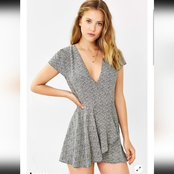 UO KIMCHI BLUE ditsy floral romper one piece outfit xs 0 black white - Picture 3 of 16